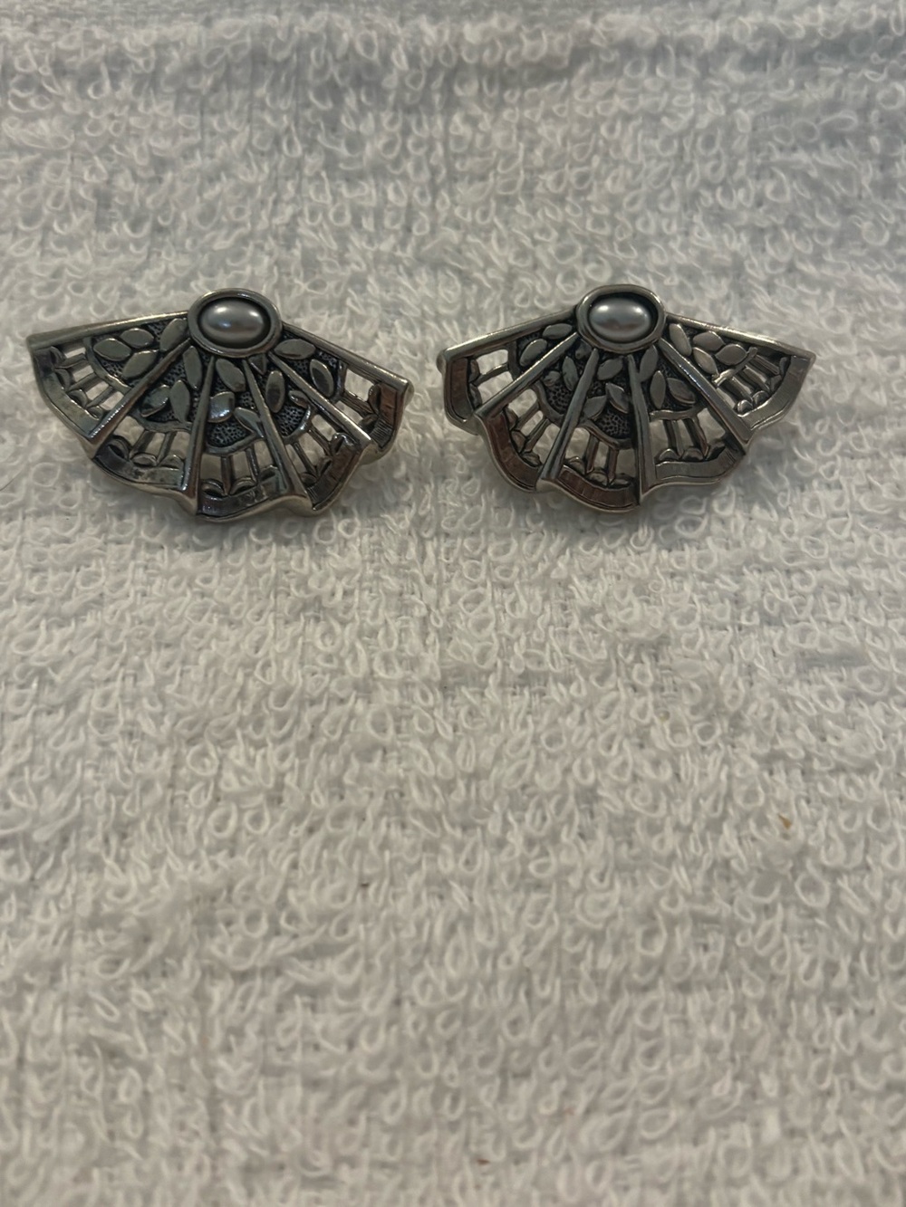 Vintage Avon 1988 Moonlight Lace Openwork Fan Faux Pearl Cab Pierced Earrings